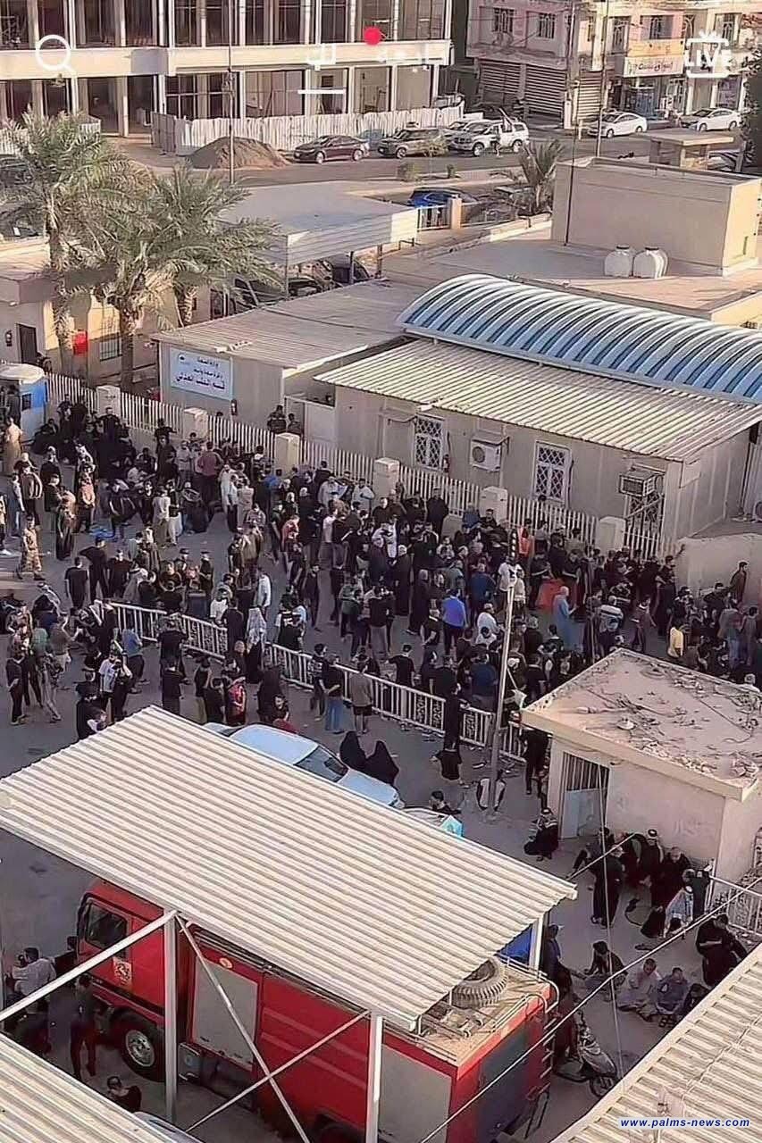 بقلوب مكسورة وحزن كبير، أهالي الضحايا  يتجمعون أمام مستشفى الزهراء لاستلام جثامين أبنائهم.